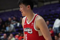 媒体人：杨瀚森调整速度算比较快的 需要适应对手顶下三路