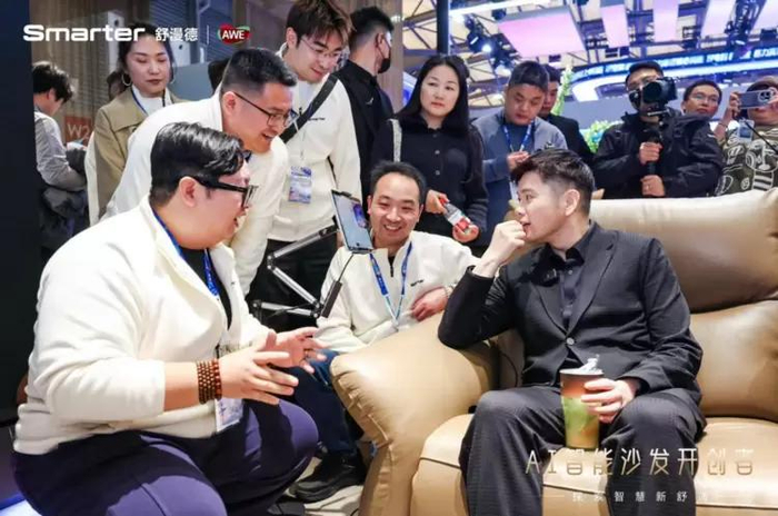 追觅科技创始人兼CEO俞浩(前排右一)