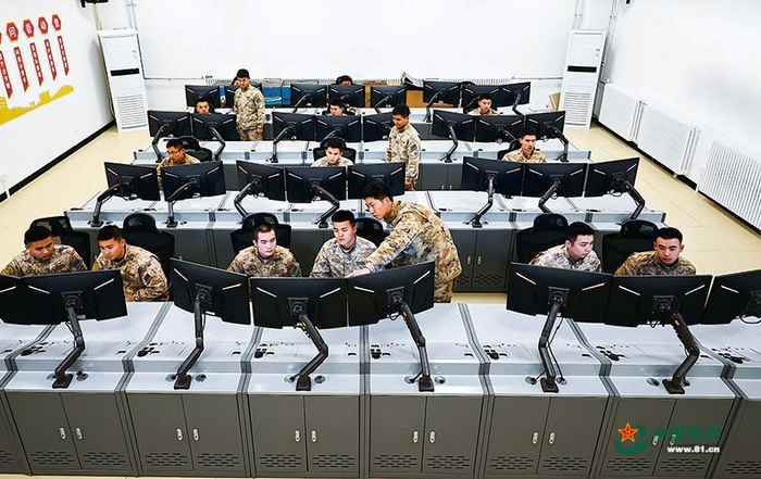 该部官兵在学习室进行无人机模拟训练。仝祥瑞摄