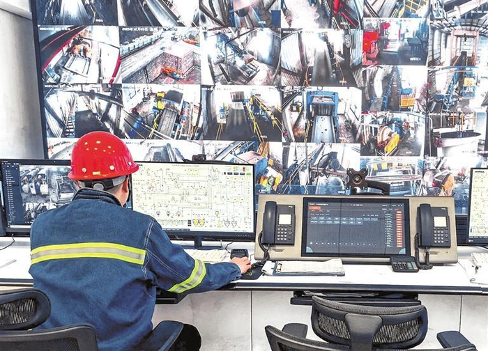毕节市百里杜鹃红林煤矿洗选煤厂智能化控制大厅。  贵州日报天眼新闻记者 杨静 摄