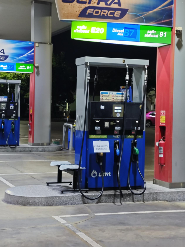 曼谷加油站油机显示：“燃油正在运输中”（图片来源：受访者供图）