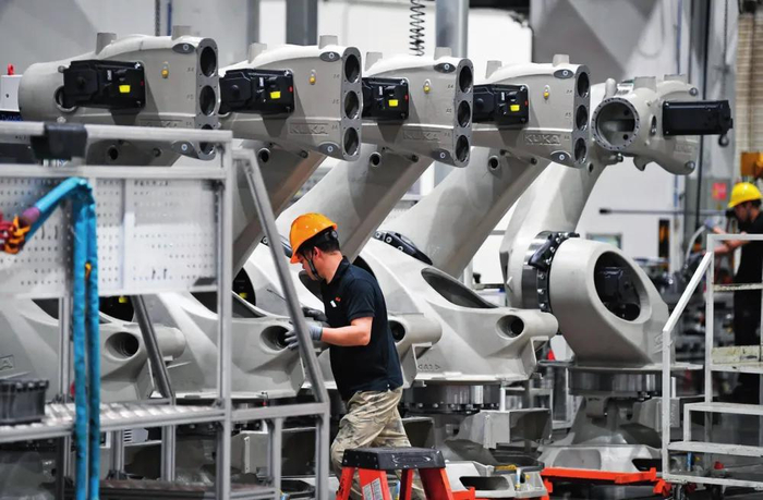 在广东佛山市美的库卡智能制造科技园拍摄的工业机器人产线车间（2025年3月25日摄）邓华摄 / 本刊