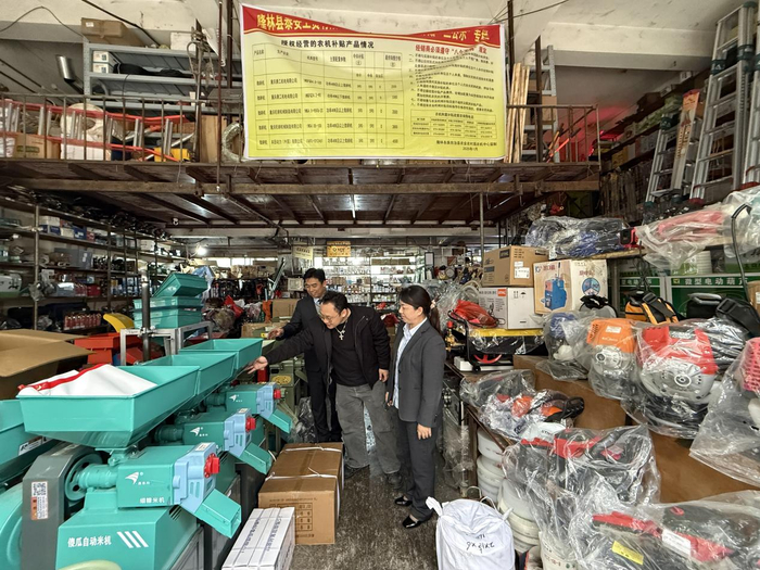 图为农行隆林县支行客户经理到隆林泰安工贸有限公司了解春耕农机销售情况。（张为萍摄）