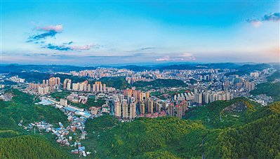 贵州毕节城市风光。高琦摄