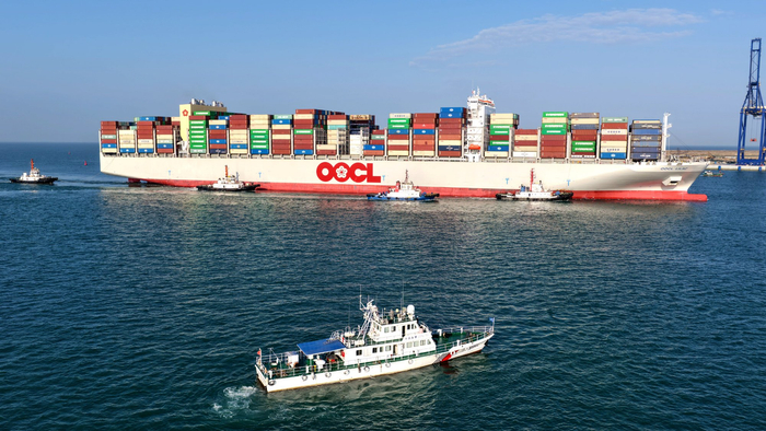 大型集装箱船舶驶进洋浦港（央广网发 洋浦海事局供图）