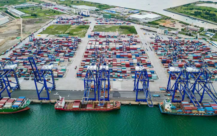 繁忙的洋浦港集装箱码头（央广网记者 陶淦 摄）