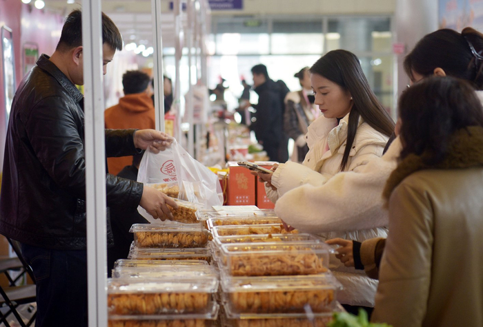 市民选购商品。 司新利 高翔 摄