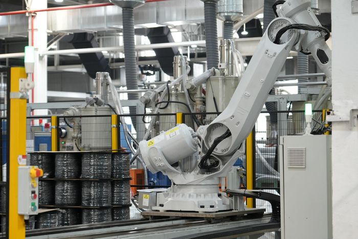 工厂智能设备正在运作（央广网见习记者  陈晟  摄）