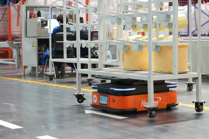 AGV机器人配送物料（央广网见习记者  陈晟  摄）