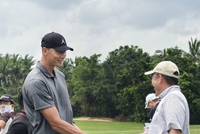 好久不见！易建联现身观澜湖高尔夫比赛 面带笑容心情不错
