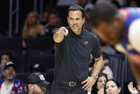 斯波：我们整场都展现了团队韧性 只是最后漏掉了卡位挡人