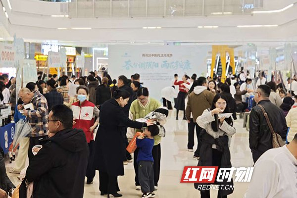 中医文化夜市刚一开集，便人气满满。