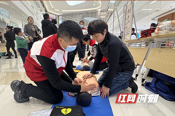 急救体验区，医护人员手把手教市民学习心肺复苏术。