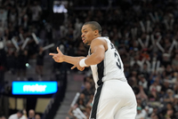 不愧是队魂！凯尔登半场8中7&amp;三分2中2高效砍下16分3板3助