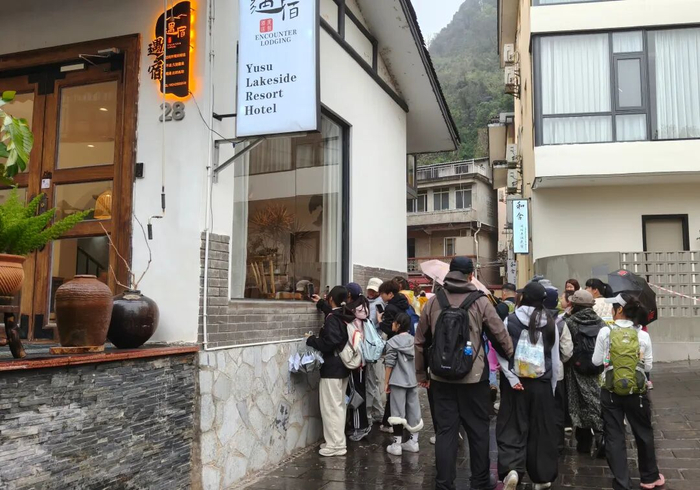 芦笛岩景区一家民宿内酣睡的猫咪吸引众多徒步者驻足拍照