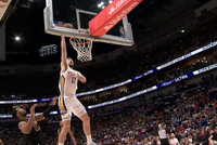 空中华尔兹！费尔斯送吊传 马特科维奇360°转身空接暴扣