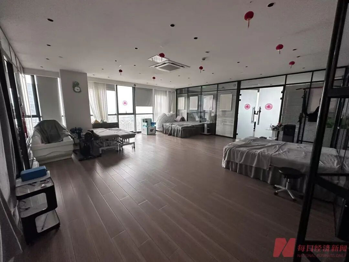 店面内部摆放着数张床位及形态各异的“治疗设备” 图片来源：每经记者 许立波 摄