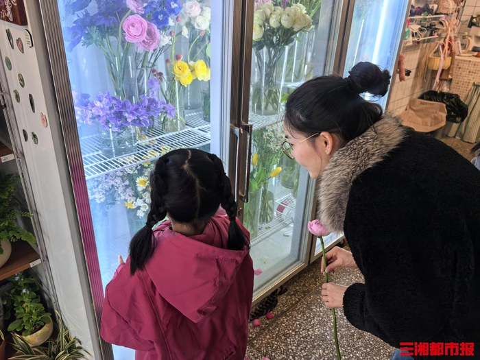 3月22日，市民在一花店内选购鲜花。罗艾敏 摄