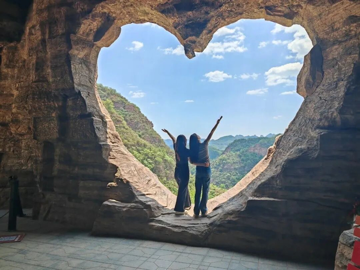 ↑图为游客在天河山拍照打卡。（资料图片）