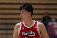 开得挺早！杨瀚森持球冲击篮筐 大三步上篮轻松打中