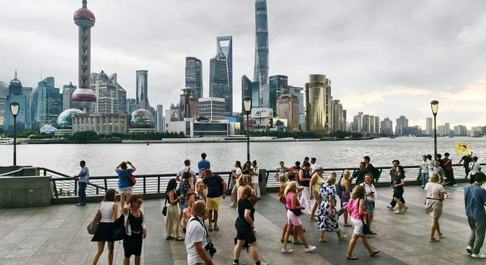 2025年9月，外国游客在上海外滩游览。图/IC photo