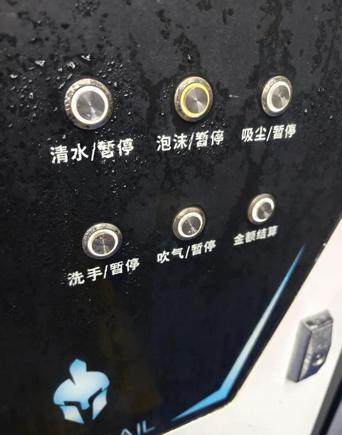团队认为，目前每个工位使用的机器补液还不够方便。 吴越摄