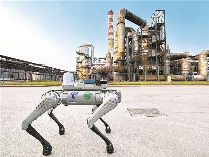 贵州磷化集团机器狗正在厂区工作。 （受访企业供图）