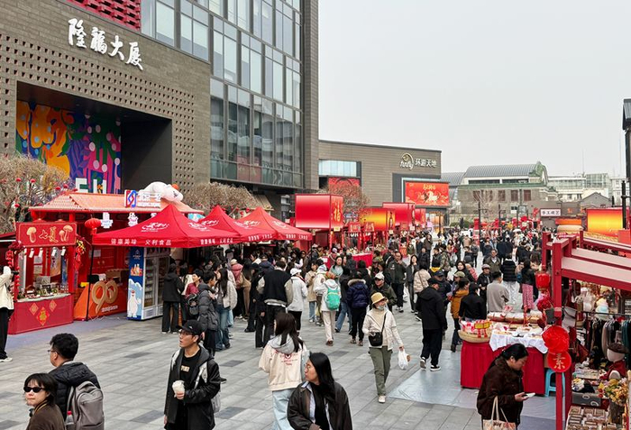 3月21日，隆福寺街区游人如织、烟火升腾。新京报记者 王贵彬 摄