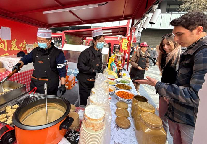 外国游客购买王致和臭豆腐。新京报记者 王贵彬 摄