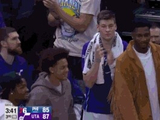 把替补席大哥们打兴奋了！贝利追防再送大帽 三节不到5个帽