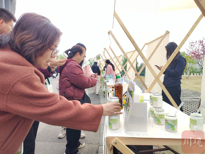 与会代表围观油菜花酸奶。