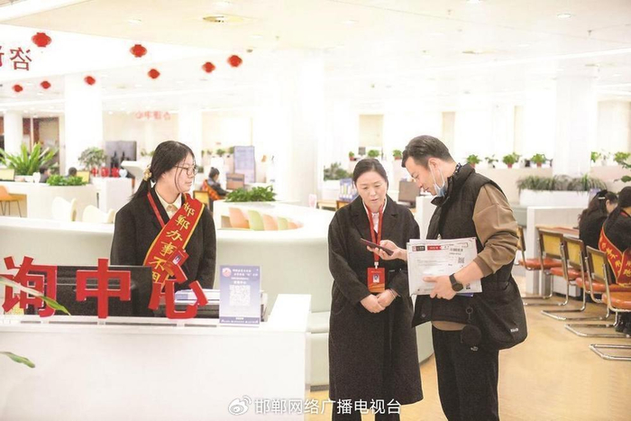 在邯郸市政务服务中心大厅，工作人员为办事群众提供咨询服务。（资料片） 董源 摄