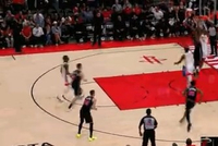 凶猛！热火奋力救球 阿德巴约持球转身暴起隔扣小贾巴里·史密斯