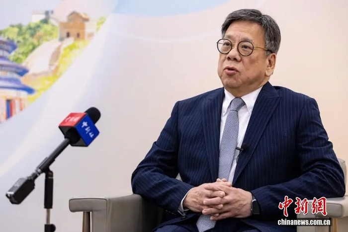 香港特区政府商务及经济发展局局长丘应桦近日接受中国新闻网“同心会客厅”采访。徐峻杰 摄