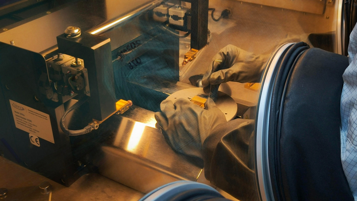 技术人员在操作舱内调试器件（央广网见习记者  陈晟  摄）