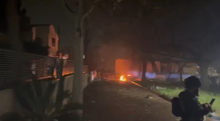 21日晚，以南部城市迪莫纳遭导弹袭击。图源：央视新闻