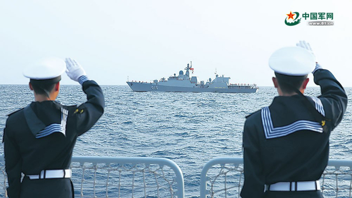 　　中方官兵列队与越方官兵挥手告别。贾晓鹏摄