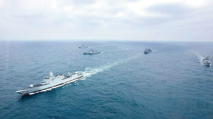 　　安庆舰（左一）在训练中。韦陈平摄