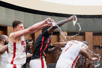 气氛很棒💯火箭更衣室疯狂泼水庆祝KD超乔丹 乌度卡送上比赛球