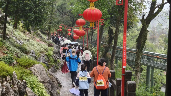参赛者一路欢声笑语