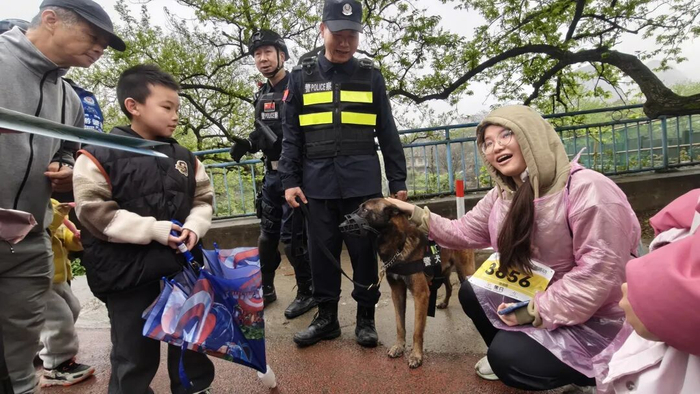 路边站岗执勤的帅气警犬成为小明星