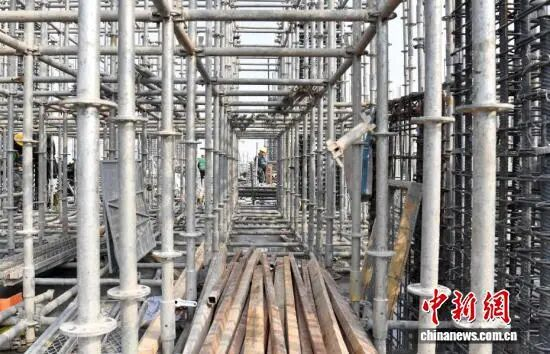 3月21日，北京科技大学雄安校区内，建设者正在进行施工作业。中新社记者 韩冰 摄