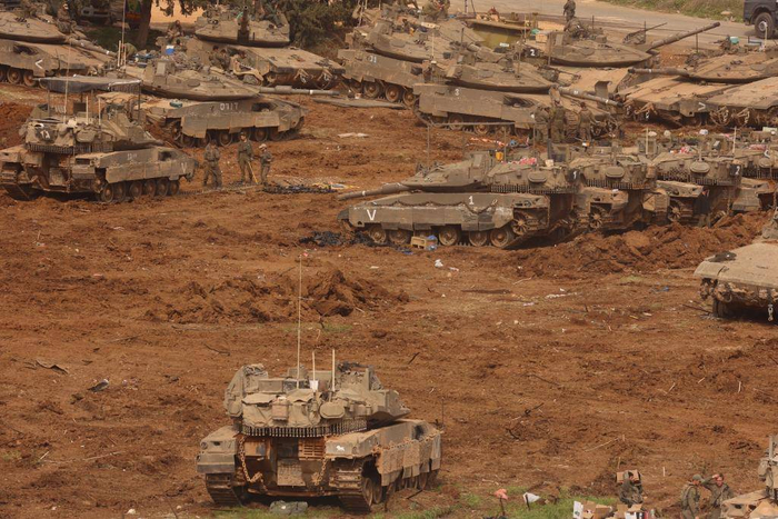 这是3月13日在以色列北部与黎巴嫩接壤的边境地区拍摄的以军集结部队。新华社发（吉尔·科恩·马根摄）