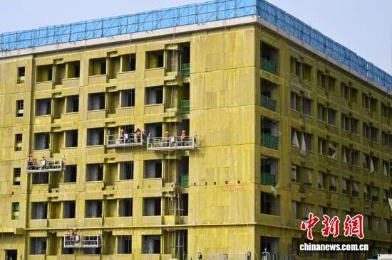 3月21日，北京科技大学雄安校区内，建设者正在进行施工作业。中新社记者 翟羽佳 摄