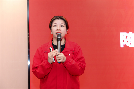 ▲生产中心副总经理陈鸳鸯发言
