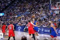 写意！阿隆·戈登拼到球权随即脑后妙传 约基奇篮下轻松上进