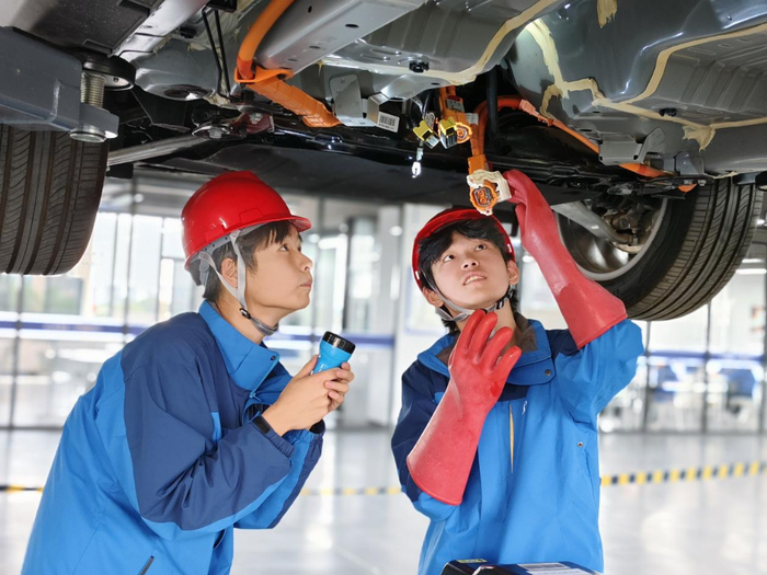 “高陵汽车工匠”培训班的学员在学习汽车电路系统原理。新华社记者李亚楠供图