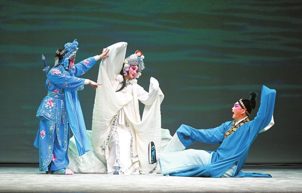 3月18日晚，湖南省昆剧团复排的全本《雷峰塔》在长沙梅溪湖国际文化艺术中心大剧院精彩上演。湖南日报全媒体记者 郭立亮 摄​