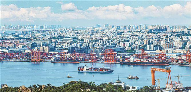　　厦门港着力打造功能多元、辐射内外、港城高度发展的综合性贸易枢纽港。图为繁忙的东渡港区。（资料图）