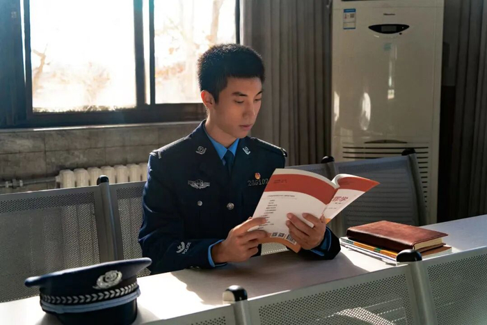 耿飞桐在校学习场景